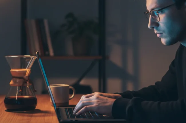 Иллюстрация к статье «Как установить Kimi CLI через Homebrew: Полное пошаговое руководство» — A focused young male software developer with Slavic appearance …